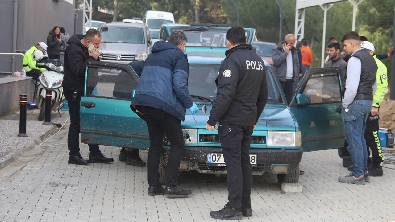 Форсаж 11 не иначе: трое детей в Турции угнали два автомобиля и попались на краже третьего  Полицейские отреагировали на сообщение об автомобиле, попавшем в аварию и брошенном перед больницей в Манисе. Пробив номер, стражи правопорядка установили, что машина была украдена. Дальше они отсмотрели камеры наблюдения и выяснили, что воришки, а заодно и водители – это трое детей в возрасте 12, 13 и 14 лет.  Когда дети бросили первый автомобиль на той же стоянке у больницы, они присмотрели себе второй и тоже угнали его. Полицейские нашли малолетних преступников, когда они уже накатались на второй тачке и вскрывали третью. "Гонщиков" взяли с поличным и отвезли в участок разбираться, откуда такие навыки в столь раннем возрасте.