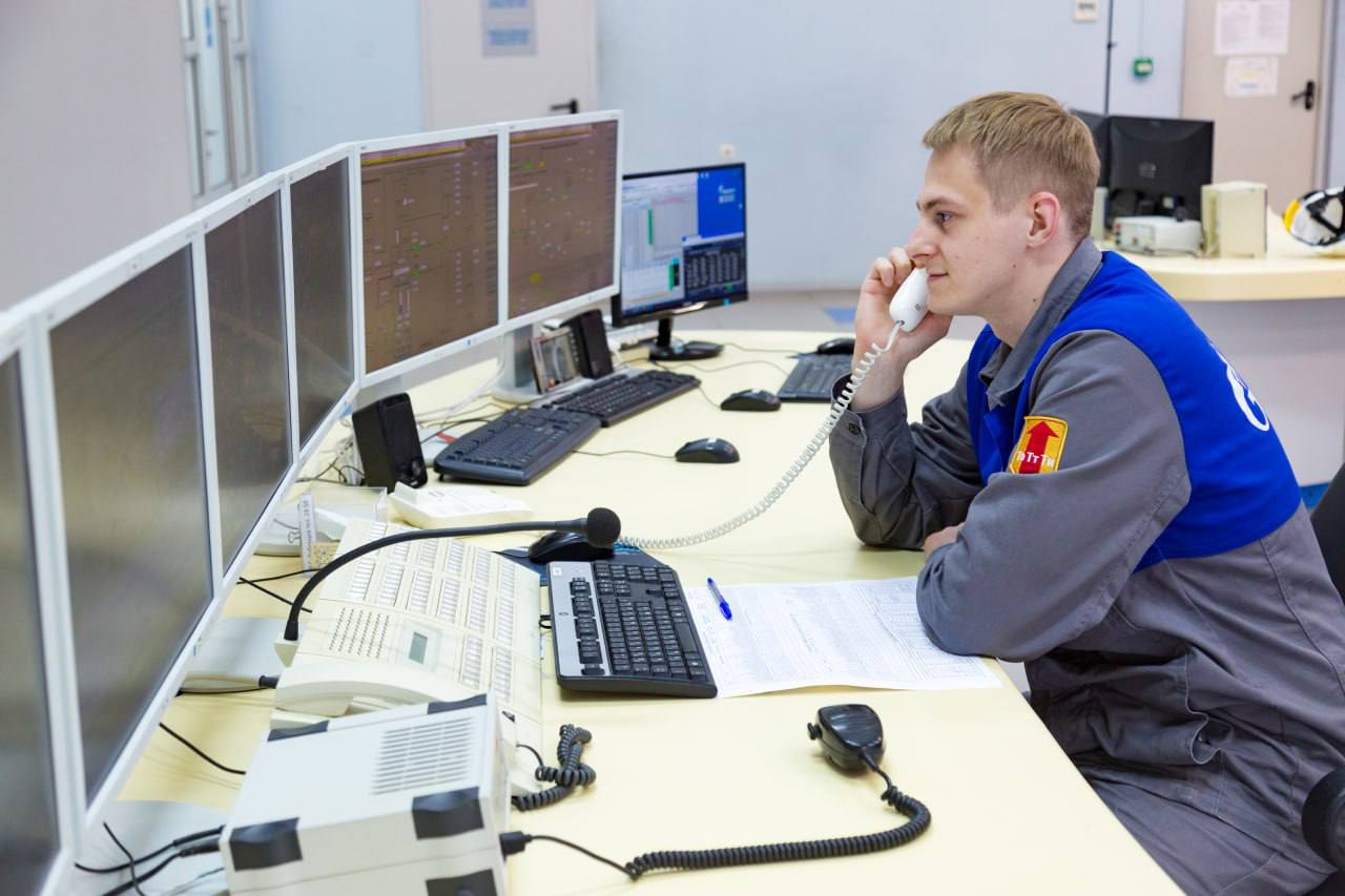 В Москве система отопления переводится на повышенный режим работы из за ожидаемого резкого похолодания Со среды ожидаем понижение температуры до минус 20 градусов а в отдельных местах до минус 22 Поэтому системы обеспечения теплом генерации тепловых ресурсов подачи тепла плавно переходят на повышенные режимы Созданы аварийные бригады энергетиков аварийные службы столицы работают в усиленном режиме чтобы оперативно реагировать на возможные нештатные ситуации рассказал заместитель Мэра Москвы Петр Бирюков Технологические режимы системы централизованного теплоснабжения выбираются в соответствии с температурой наружного воздуха Задания на изменение выдаются заблаговременно на основании краткосрочного прогноза погоды Регулирование отпуска тепла обеспечивается двумя основными параметрами за счет понижения или повышения температуры теплоносителя и увеличения или сокращения его объема Корректировка производится под контролем диспетчерских служб ПАО МОЭК в автоматическом режиме на основании показателей погодных датчиков и систем диспетчеризации расположенных в том числе на тепловых пунктах