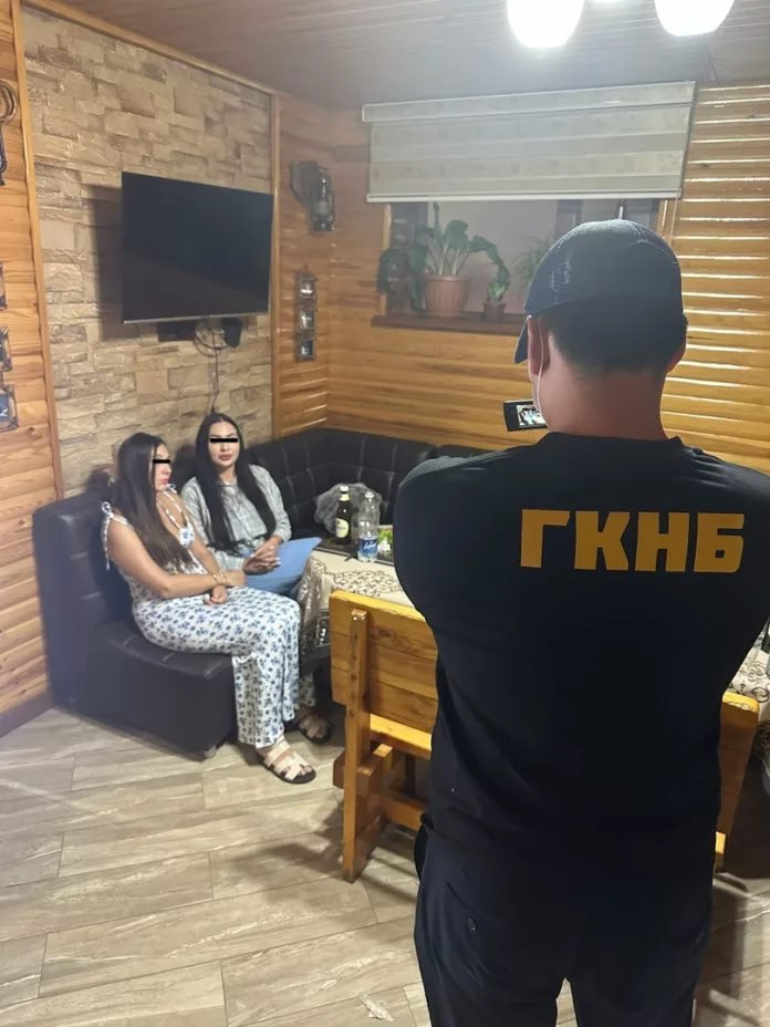 ГКНБ провёл масштабную операцию против организаторов сети притонов в Кыргызстане. По данным ГКНБ Кыргызстана, облава прошла 21 июня в ранее установленных точках, где были задержаны более 50 девушек легкого поведения. Все они дали признательные показания в отношении владельцев заведений. По подозрению в организации притонов задержаны: организатор элитных интим-услуг через соцсети, администратор сауны «Инь Янь», иностранка — администратор сауны «Guest House», а также владелец саун «Инь Янь», «Банный двор», «Кристалл» и гостевого дома «Рандеву». По инфорации «Азиатского Экспресса», операция стала частью борьбы с нелегальным бизнесом, связанным с эксплуатацией людей. В последние месяцы участились случаи вербовки девушек из регионов в столичные притоны, чему силовики активно противостоят. Спецслужба предупредила, что впредь за создание условий для оказания интимных услуг будут привлекать к ответственности владельцев саун, гостиниц, квартир и увеселительных заведений.