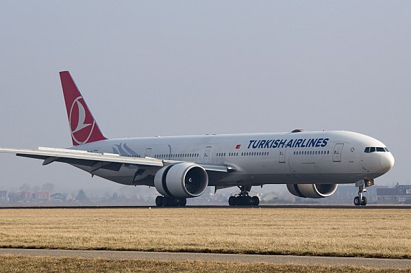У Boeing 777 произошло задымление шасси при посадке в Анталье  Задымление шасси произошло у пассажирского самолета Boeing 777 авиакомпании Turkish Airlines, выполнявшего рейс Стамбул – Анталья, после посадки в аэропорту назначения. Пассажиры в качестве меры предосторожности эвакуированы по надувному трапу, пострадавших нет. Об этом сообщает ТАСС со ссылкой на пресс-службу перевозчика.  "Вслед за обнаружением задымления шасси после штатной посадки на ВПП нашего Boeing 777 с регистрационным номером TC-LKF, который выполнял рейс TK2430 из Стамбула в Анталью, в качестве меры предосторожности был открыт надувной трап, по которому по рекомендации пожарной службы  ARFF  были эвакуированы пассажиры. Эвакуация была проведена оперативно, пострадавших нет", – говорится в сообщении Turkish Airlines.  aviaru.net/n286128