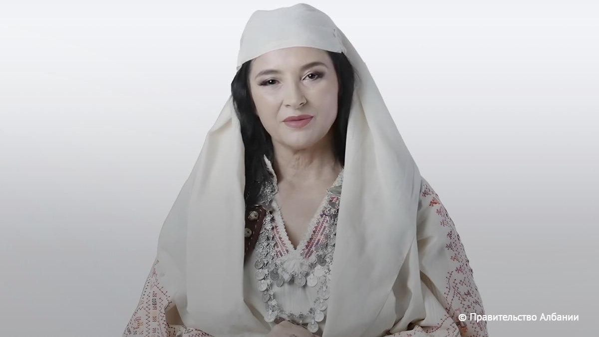 ИИ министр Албании Диэлла может лишиться внешности из за судебного иска пишет Politico Она была создана с помощью внешности актрисы Анилы Биши в рамках контракта срок которого истек 31 декабря 2025 года В иске Биша утверждает что правительство продолжало использовать ее внешность после окончания договора что нанесло ей значительный ущерб ИИ министр Подпишись RogandarNEWs мы в MAX