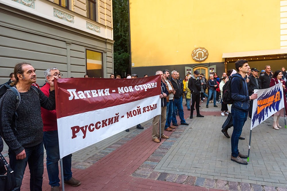 ООН обеспокоена отменой русского языка в школах Латвии  Комитет ООН по правам человека выразил озабоченность в связи с латвийским законом, который ограничивает преподавание на русском языке в местных школах, говорится в опубликованном на сайте организации отчете.  Среди прочего комитет поинтересовался судьбой финансирования программ по изучению русского языка, которые остаются в Латвии, и господдержке школ, где часть учителей преподавала на русском.  Комитет ООН по правам человека также просит Ригу обосновать свое решение о запрете на использование русского языка в государственных СМИ.   В 2021 году в Латвии начали реформу по переходу русскоязычных школ на латышский язык. С 2026-го русский язык в латвийский школах исключат из доступных для выбора в качестве второго иностранного.  Фото: AFP