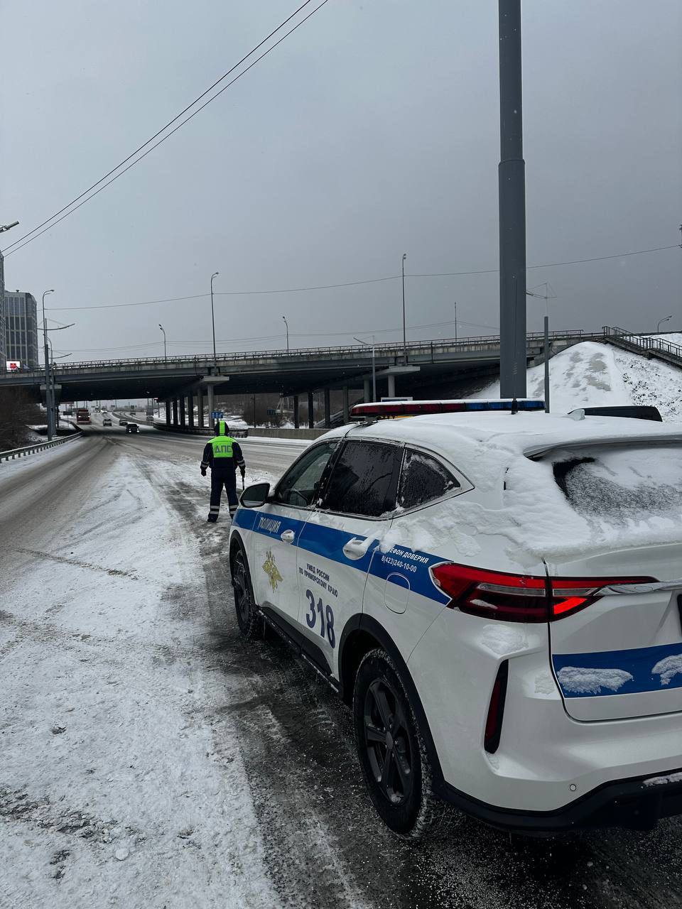 Госавтоинспекция ввела ограничение на въезд во Владивосток большегрузного транспорта на время непогоды Фото администрация Владивостока   PrimaMedia в       подпишись 18