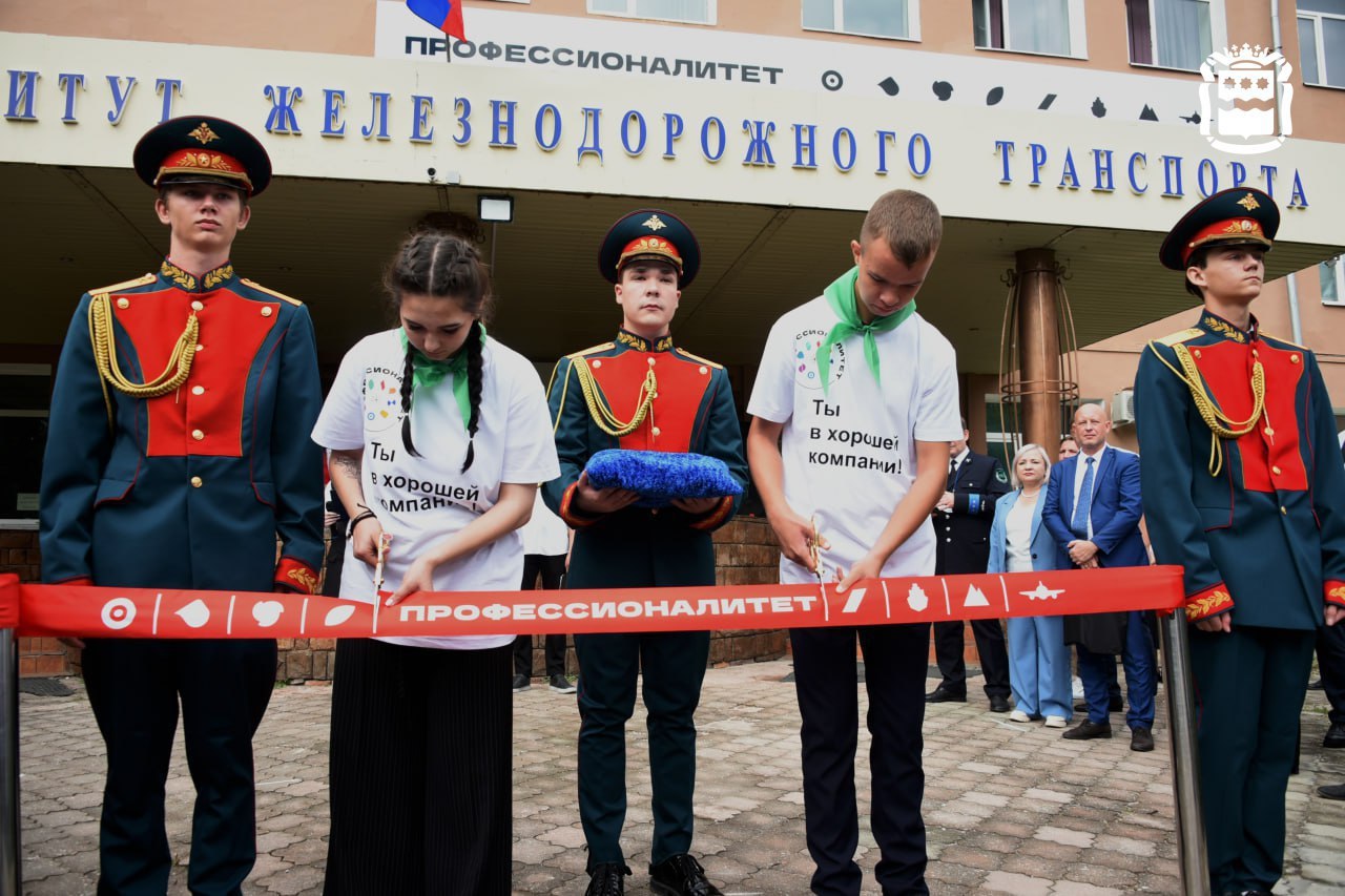 Студенты железнодорожники осваивают профессию с помощью VR тренажеров Современный образовательно производственный кластер работает в рамках федерального проекта Профессионалитет нацпроекта Молодежь и дети В Амурском институте железнодорожного транспорта студентов обучают в новом образовательно производственном кластере рассказали в пресс службе регионального правительства На оснащение центра было направлено 100 миллионов рублей гранта На эти средства закупили современное оборудование 3D тренажеры VR симуляторы макеты автосцепки вагонов В этом году 160 первокурсников приступили к освоению новых навыков в современном образовательном пространстве Здесь готовят специалистов для предприятий промышленной транспортной энергетической и других отраслей экономики Фото предоставлено правительством Амурской области
