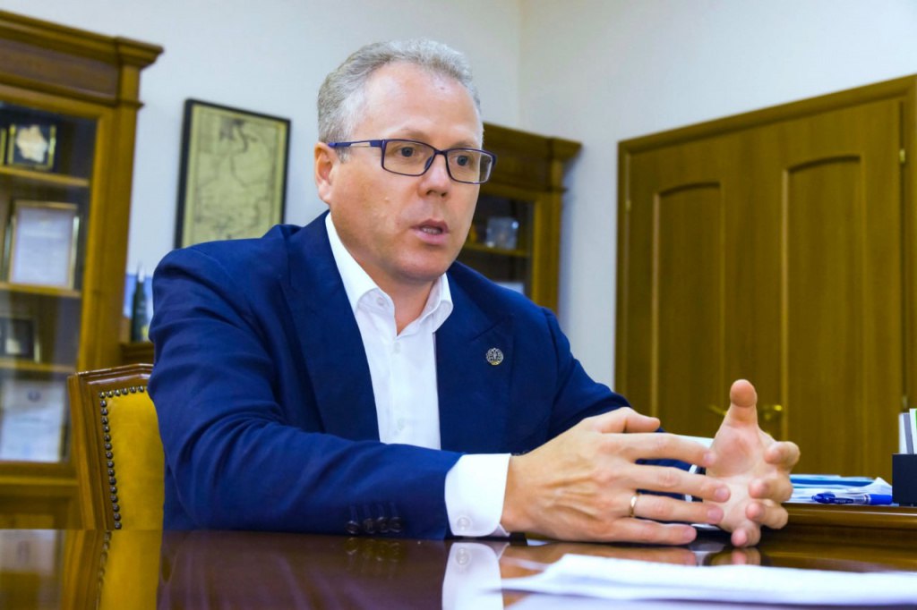 Вице-губернатор Алексей Фартыгин назвал главную цель программы «Герои Южного Урала» Адаптация ветеранов СВО к мирной жизни и возможность реализовать свой потенциал на государственной службе и в коммерческих структурах – основная цель образовательной программы «Герои Южного Урала». Программа была запущена в Челябинской области по инициативе губернатора Алексея Текслера. Более тысячи бойцов спецоперации подали заявки на участие. Первый этап программы успешно завершился в середине июля, сейчас ее участники проходят стажировку в органах власти, а осенью начнется второй этап обучения. В интервью газете «Губерния» Алексей Фартыгин отметил, что участники программы смогут реализовать себя в самых различных сферах. По его словам, одно дело — это нести военную службу и быть талантливым военачальником или бойцом, а другое — когда военный человек возвращается к гражданской жизни. «Программа «Герои Южного Урала» помогает ребятам раскрыть внутренний потенциал. Опираясь на прежний опыт, навыки военной службы или добровольчества, они смогут стать полезными в другой социально значимой деятельности. Это может быть госслужба, муниципальная служба, работа в депутатском корпусе или в некоммерческом секторе. Возможно, кто-то реализует себя в бизнесе. После обучения ребята сами выберут дальнейшую сферу деятельности», - отмечает Алексей Фартыгин.