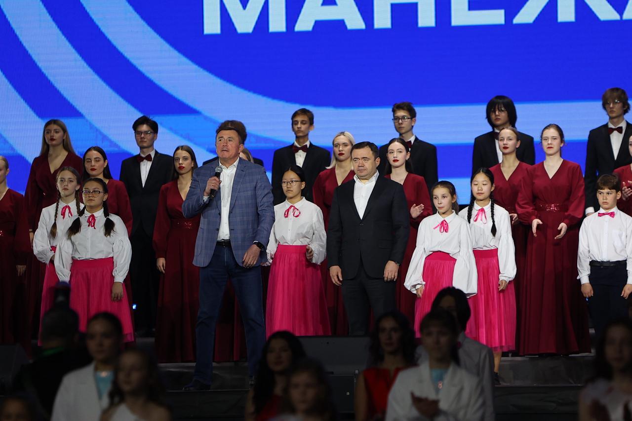 Крупнейший на Дальнем Востоке легкоатлетический манеж торжественно открыли в Южно Сахалинске Спорткомплекс оборудован всем необходимым как для тренировок так и для проведения соревнований самого высокого уровня Он спроектирован в соответствии со стандартами Всероссийской федерации легкой атлетики Манеж будет доступен для всех любителей бега в свободное от тренировок профессиональных легкоатлетов время Здесь также будут проводить уроки физкультуры для школьников Подробности здесь Подписаться на нас Telegram I MAX Прислать нам новость Sakhonlinebot