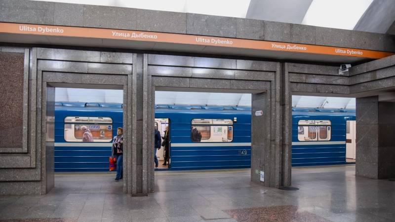 Метрополитен Северной столицы модернизирует девять вагонов серии 81 540 8 Их планируют переделать из головных в обычные пассажирские Согласно данным опубликованным на портале госзакупок подрядчику предстоит демонтировать кабины машинистов а также оборудование и увеличить свободное пространство в вагонах Заявки принимаются до 28 августа Известно что модернизированные будут курсировать на оранжевой ветке Подписывайтесь на Главное в Телеграм ВКонтакте Одноклассниках