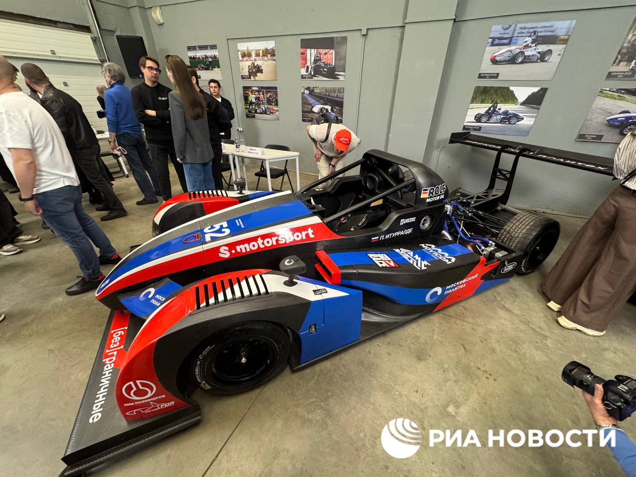 Представлен первый в России прототип гибридного гоночного автомобиля, он спроектирован для кольцевых гонок на выносливость. Разработчик - Московский Политех. В основе гибридной установки автомобиля бензиновый мотор мощностью 340 лошадиных сил, кроме него установлен электродвигатель на 80 лошадиных сил. Расчетная максимальная скорость составляет 270 км/ч.