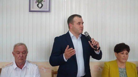 Максима Киселя утвердили на посту главы воронежской Россоши Совет народных депутатов райцентра Россошь Воронежской области избрал главой местной администрации Максима Киселя на фото по центру , который руководил ей в статусе и. о. с начала апреля. Об этом «Ъ-Черноземье» рассказали в администрации Россошанского района. Фото: администрация Россошанского района Воронежской области Подписывайтесь на «Ъ-Черноземье»