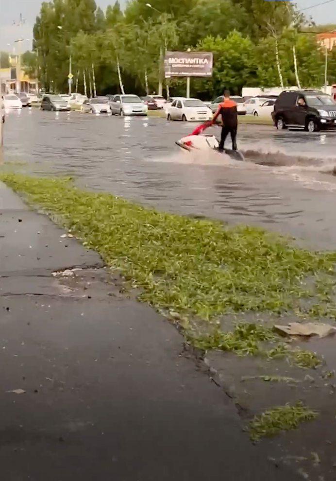 В Пензе парень устроил заплыв по луже на водном мотоцикле Лужа это почти море.