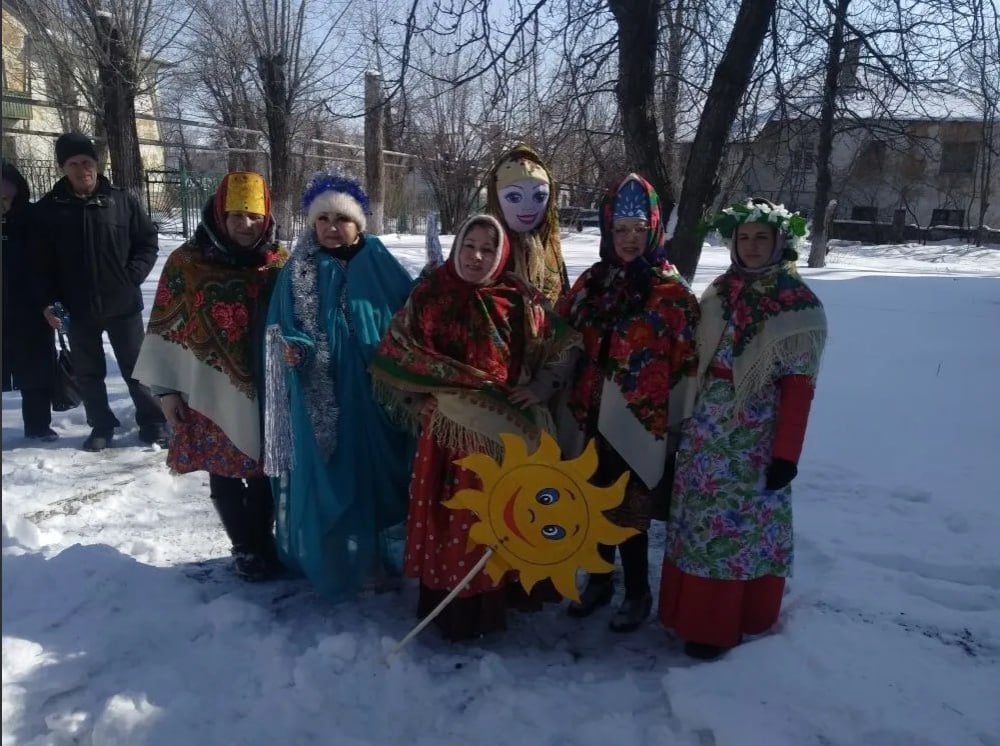 В Антрацитовском комплексном центре социального обслуживания населения  предоставления социальных услуг  провожали зиму и встречали весну.   Сотрудники учреждения провели для своих подопечных развлекательную программу «Шуми да гуляй - масленичный разгуляй!» Веселые скоморошинки Марья и Дарья заряжали хорошим настроением гостей. Дети и взрослые отгадывали загадки, водили хороводы, играли с Зимой, Весной и Масленицей в игры под зажигательную музыку.               Кульминацией мероприятия стало сжигание чучела, символизирующего прощание с Зимой и приход Весны.   В завершении мероприятия все согревались горячими чаем и угощались вкусными румяными блинами.