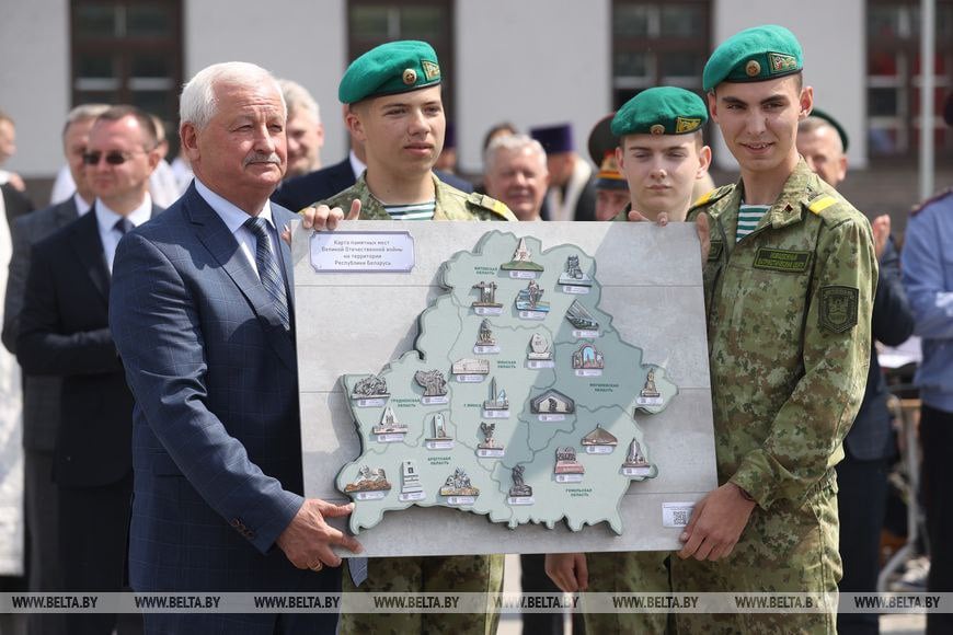 БЕЛТА: В торжественной обстановке открыли первую очередь Республиканского центра патриотического воспитания молодежи в Брестской крепости   Молодежь изначально предложила создать областной патриотический центр. Для него реконструировали бывшую казарму 125-го артиллерийского полка. Позже возникла идея повысить статус объекта до республиканского. Инициативу поддержал глава государства. В ноябре 2023 года было принято решение о строительстве на этой базе Республиканского центра патриотического воспитания молодежи. На данный момент завершена первая очередь проекта.  "Мы завершили первый этап, который позволяет проводить сборы, обучение, подготовку в пределах 7 тыс. молодых людей  в год. - Прим. БЕЛТА . Первая смена укомплектована, и ребята сегодня начнут проходить обучение по специально утвержденной программе. Главная цель - патриотическое воспитание нашей молодежи, защитников исторической правды, Победы, которую добыли наши деды и отцы", – отметил председатель Брестского облисполкома Петр Пархомчик.   #1регион    Больше новостей с