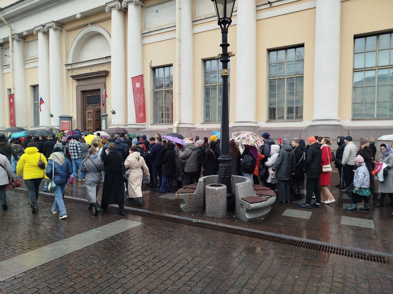 В России растет рынок развлекательных офлайн мероприятий за год он вырос на 28 в денежном выражении По итогам 2025 го допандемийный уровень по продажам в рублях преодолели все сегменты рынка за исключением кинотеатров Самый большой скачок случился на рынке концертов с 53 млрд руб в 2024 году до 87 млрд в 2025 м более интеллектуальные развлечения также показали позитивную динамику музеи и выставки заработали на 11 млрд рублей больше а театры на 12 млрд Ключевой драйвер рынка офлайн мероприятий рост чека