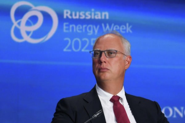 Кирилл Дмитриев получил награду Американской торговой палаты Главу Российского фонда прямых инвестиций отметили за лидерство в укреплении диалога между США и Россией Как отметил спецпредставитель президента по инвестиционно экономическому сотрудничеству с зарубежными странами в России сейчас работают более 150 американских компаний свыше 70 из них уже более 25 лет Американский бизнес потерял свыше 300 млрд долларов упущенной прибыли в России из за политики Байдена написал Дмитриев на своей странице в соцсети Х Подписаться на Говорит Москва Telegram VK MAX