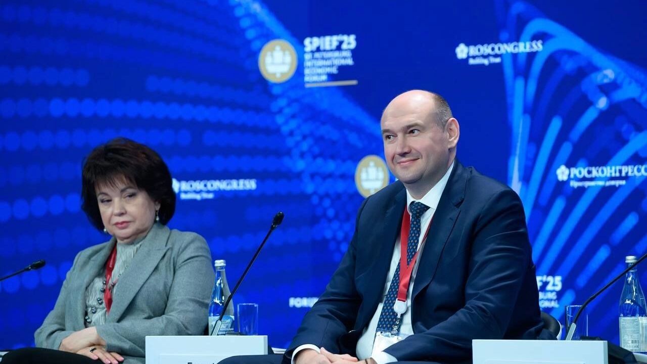 На ПМЭФ Евгений Солнцев рассказал о планах по развитию собственного бренда Оренбуржья. На сессии «Туристический бренд — инструмент развития инвестиций в регионах» врио губернатора рассказал про уникальные достопримечательности края — Соль-Илецкие соленые озера, центр сохранения популяции лошадей Пржевальского, пешеходный маршрут «7 вершин степного Урала», Музейная миля города Оренбурга. — С марта я работаю в регионе, но в поездках по районам успел оценить уникальную природную красоту края. Оренбургскую область знают в России и за рубежом. В прошлом году регион посетили 1,2 млн гостей, — рассказал Солнцев. Читайте подробнее здесь