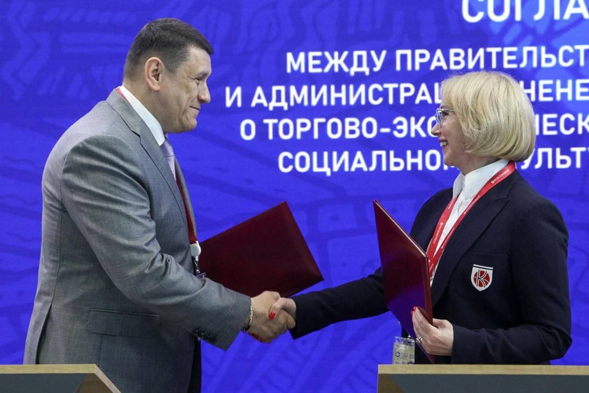 ПознаКОМИмся поближе. НАО и Республика Коми будут развивать социально-экономическое партнёрство Соглашение об этом подписали на полях Петербургского международного экономического форума. Жители Ненецкого автономного округа ждут возведения дороги Нарьян-Мар — Усинск — Печора — Ухта — Сыктывкар не меньше жителей Республики Коми. Содержание и строительство автодорог стало главной темой встречи врио губернатора НАО Ирины Гехт и председателя правительства Республики Коми Дмитрия Братыненко на ПМЭФ. — С Коми у нас самые тёплые соседские отношения. Часть наших территорий исторически связана с этим регионом. Развито авиасообщение, на востоке округа многие выезжают в Воркуту. Все наши перемещения на материк проходят через территорию республики. Поэтому особенно важно поддерживать социально-экономическое партнёрство. Сегодня коллеги сказали: дорога до Печоры будет! Это долгожданная новость для наших жителей, — рассказала врио губернатора НАО Ирина Гехт. Председатель Правительства Коми предложил объединить усилия по привлечению федерального финансирования на строительство моста через реку Печору, который станет частью стратегической автодороги, связывающий Нарьян-Мар с Сыктывкаром. — В этом году и в следующем мы проведём ремонт дороги Сыктывкар — Печора, будет заасфальтировано 40 километров трассы от Каджерома до железнодорожной станции Кожва , а дальше в ремонте дороги, ведущей в НАО через Усинск, нам надо объединиться, — подчеркнул Дмитрий Братыненко. Он добавил, что Правительство Коми ведёт работу с федеральным центром для привлечения финансирования из российского бюджета. Стороны также договорились о сотрудничестве в сфере образования и здравоохранения, развитии культурных и туристических проектов, взаимодействии в торгово-экономическом и научно-техническом плане. Врио губернатора НАО отметила: потенциал, которым обладает Республика Коми, ценен для Ненецкого автономного округа. Соседей ждут в гости для подробного и детального обсуждения вопросов. Фото: Екатерина Эстер/НАО24