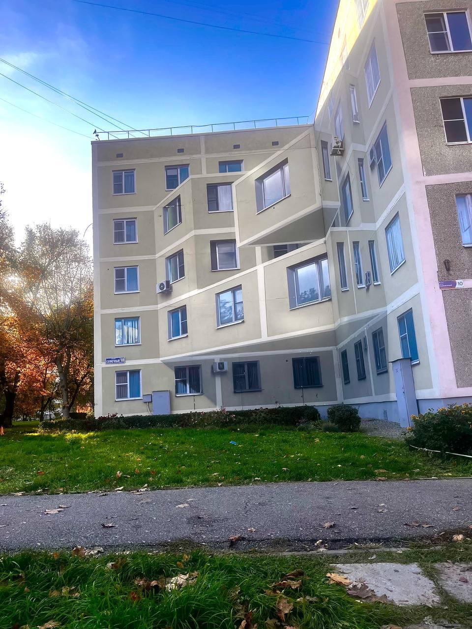 Губернатор Ставрополья поручил подготовить предложения по реставрации муралов в Солнечнодольске На еженедельном рабочем совещании в правительстве Ставропольского глава региона поручил минЖКХ и минфину края разработать механизмы для того чтобы привести муралы в порядок Граффити на фасадах многоэтажек были созданы в рамках Международного фестиваля уличного искусства Культурный код в котором принимали участие 62 художника из России и 16 стран мира Четыре года назад мы торжественно открыли муралы в Солнечнодольске Настало время для их приведения в порядок Прошу до 1 декабря отработать решения по их реставрации в 2026 году поручил Владимир Владимиров