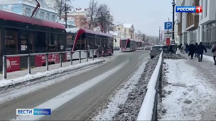 Накануне в Перми на полчаса остановилось трамвайное движение    Около двух десятков трамваев встали накануне в микрорайоне Разгуляй в Перми. Движение полностью парализовало на полчаса. Как сообщили в «Пермгорэлектротрансе», причиной стал сход вагона с рельсов прямо на разворотном кольце. Его на буксире в депо тащил другой трамвай. Аналогичная ситуация произошла в апреле прошлого года.