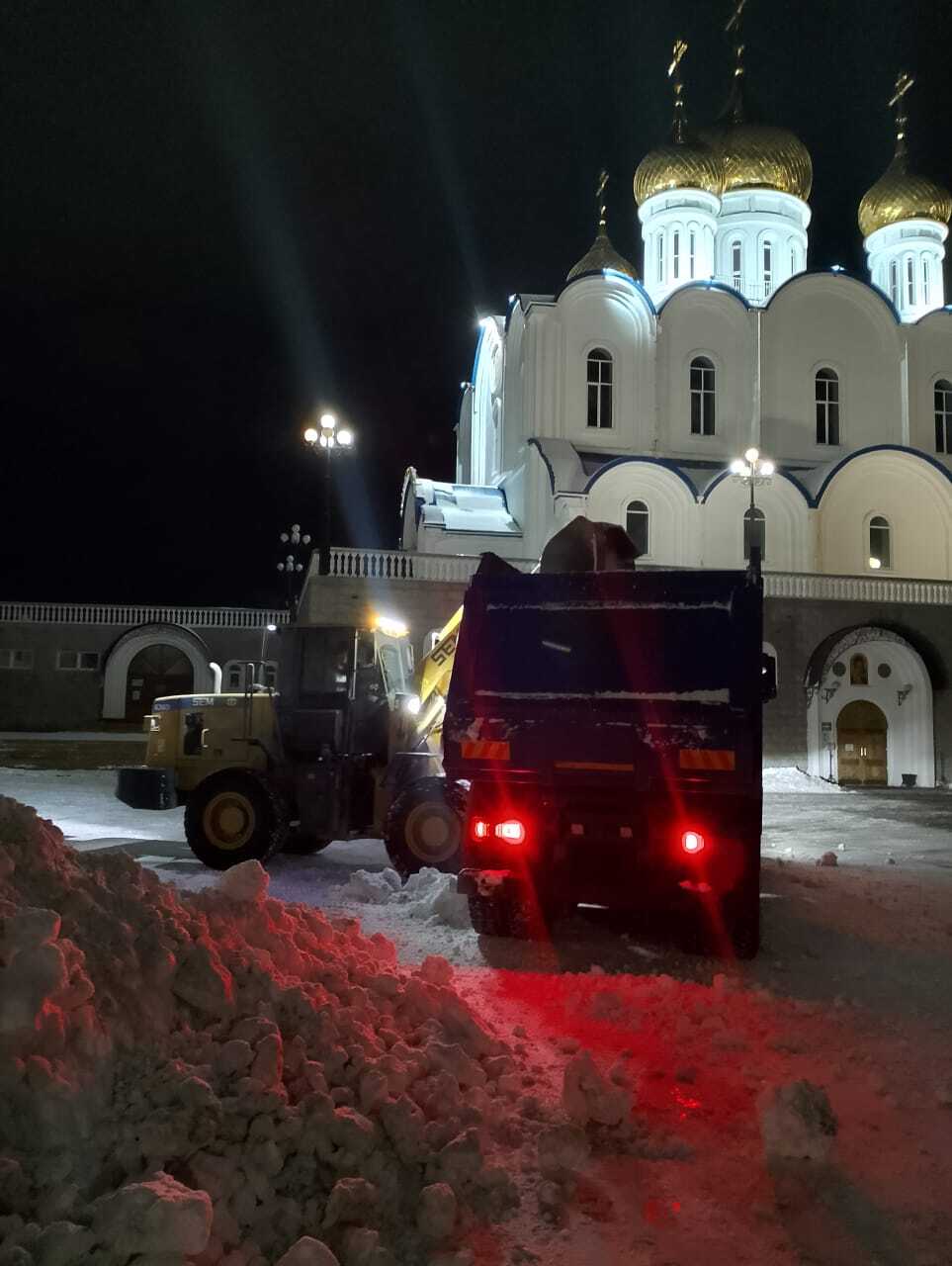 В ночное время подрядные организации Службы благоустройства города вывозили снежные массы на полигон.  Работы проводим во всех районах города.  Просим горожан быть внимательными и соблюдать осторожность!  #работаемдлявас #зимнеесодержание #ПКГО