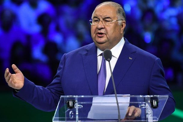 Состояние богатейших россиян в 2025 году выросло почти на 33 млрд Согласно данным индекса миллиардеров Bloomberg совокупное состояние 20 богатейших россиян за 2025 год увеличилось на 32 8 миллиарда сообщает РБК Лидером роста стал основатель холдинга USM Алишер Усманов его капитал вырос на 6 04 млрд достигнув 19 3 млрд На втором месте владелец УГМК Искандер Махмудов 4 75 млрд итого 7 88 млрд Третье место у сооснователя Telegram Павла Дурова который заработал 3 38 млрд доведя своё состояние до 14 4 млрд Остальные в топ 10 сенатор промышленники и нефтегаз Существенный прирост показали и другие известные бизнесмены Капитал сенатора Сулеймана Керимова вырос на 3 35 млрд до 10 4 млрд Состояние Геннадия Тимченко и Виктора Вексельберга увеличилось на 3 29 млрд и 3 27 млрд соответственно Основной владелец Северстали Алексей Мордашов стал богаче на 3 02 млрд состояние 26 3 млрд а владелец Онэксима Михаил Прохоров на 1 7 млрд 16 6 млрд Замыкают первую десятку по динамике совладелец НОВАТЭКа Леонид Михельсон 1 35 млрд и экс владелец Челси Роман Абрамович 1 19 млрд Итог устойчивый рост крупного капитала Представленные данные Bloomberg свидетельствуют о значительном укреплении позиций крупнейшего российского частного капитала в 2025 году Рост наблюдался в разных секторах от металлургии и нефтегаза до технологий и инвестиций Это отражает как благоприятную конъюнктуру на мировых рынках сырья так и успешную адаптацию российского бизнеса к текущим экономическим условиям Навигация по каналам Акции Облигации Китай Трейдинг Новости Клуб