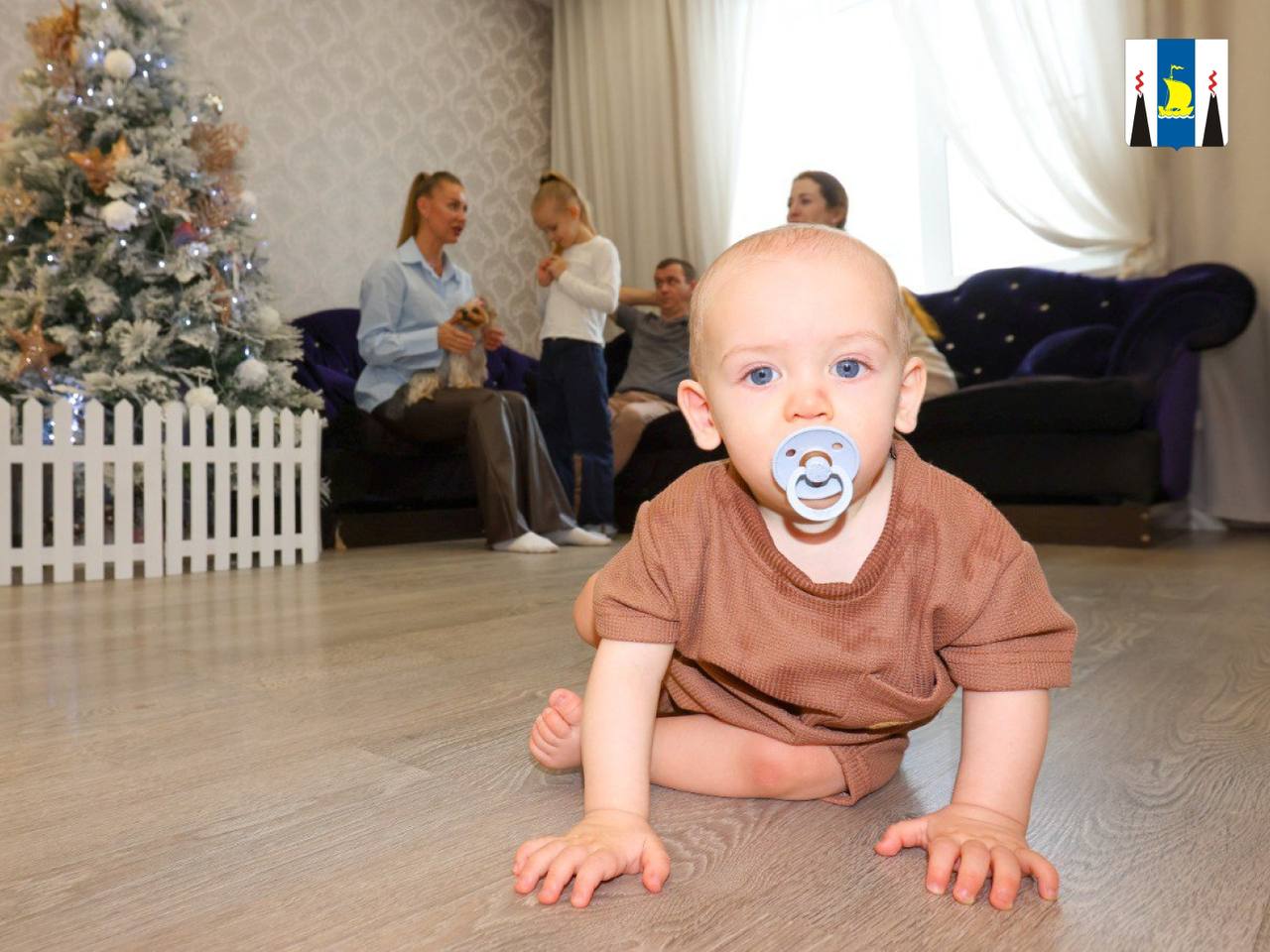 Более 160 тысяч человек воспользовались Дальневосточной ипотекой   Президент России Владимир Путин в ходе прямой линии обозначил поддержку семей как ключевой приоритет государственной политики С 2026 года вводится новая семейная выплата призванная сохранить уровень достатка семьи после рождения ребенка Поддержка семей с детьми является ключевой задачей государственной политики как на федеральном так и на региональном уровнях Любое действие я об этом много раз говорил любое действие какое бы государство ни совершало мы всегда перед тем как что то сделать должны подумать как это отразится на жизни и на доходах семей с детьми подчеркнул Владимир Путин Президент также отметил что важно сохранить семейную ипотеку по ставке 6 годовых Для жителей ДФО действует особая Дальневосточная ипотека под 2 которой уже воспользовались 160 тысяч семей По инициативе заместителя Председателя Правительства РФ полномочного представителя Президента в ДФО Юрия Трутнева действие программы продлено до конца 2030 года и расширено на новые категории специалистов Дальневосточники смогут и дальше пользоваться льготной ипотекой улучшать свои жилищные условия строить на полученном гектаре дом отметил Юрий Трутнев Как подчеркнул Президент России Владимир Путин особое внимание следует уделять поддержке многодетных В Сахалинской области эта политика реализуется через комплексную программу Счастливое материнство инициированную губернатором Валерием Лимаренко За неполный год на учёт по беременности встало на 230 женщин больше чем годом ранее В регионе действует свыше 200 мер поддержки для семей Подписывайтесь на нас в MAX sakhgov