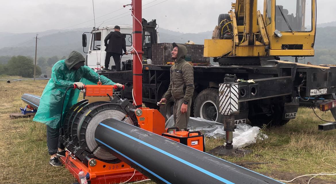 В Черекском районе улучшают водоснабжение В Черекском районе завершено строительство центрального водовода протяженностью более 12 7 километра Благодаря этому станет лучше водоснабжение Кашхатау Аушигера и Бабугента самых крупных населенных пунктов района Качественной питьевой водой из системы централизованного водоснабжения будут обеспечены более 15 тысяч жителей Проект реализуется по государственной программе комплексного развития сельских территорий Подробнее здесь Подписывайтесь на РИА КБР в MAX