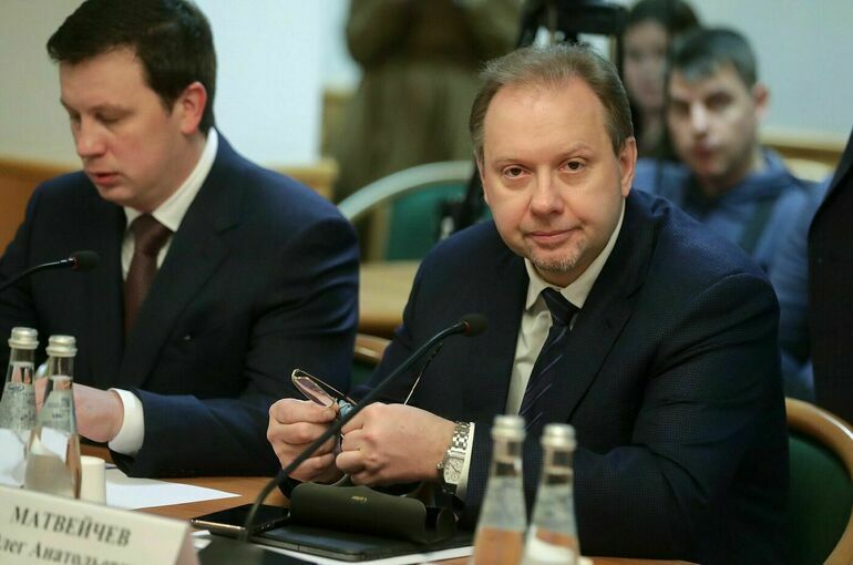 В Госдуме заявили что для улучшения демографической ситуации в стране россияне должны жить бедно По словам депутата Матвейчева нужно раз и навсегда забыть догму о том что улучшение материальных условий решает демографические проблемы Весь мировой опыт говорит прямо противоположное чем лучше люди живут тем меньше они рожают Самая большая рождаемость в тех странах которые бедные а самая плохая там где богатые Поэтому все разговоры о том что дайте нам квартиры дайте нам пособия тогда мы соизволим вам родить это все лукавство