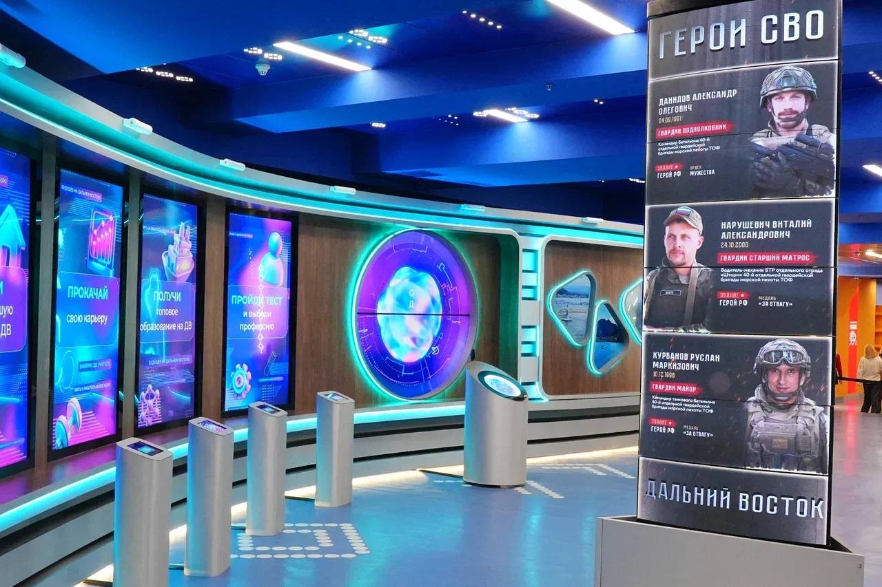 Уникальная выставка Дни регионов Дальнего Востока начала работу в Москве С 1 ноября в Национальном центре Россия стартовала выставка Дни регионов ДФО 2025 Экспозиция показывает развитие дальневосточных регионов и возможности для учебы работы бизнеса и жизни Интерактивные зоны и арт объекты Конкурсы и проекты участие в программах ДФО Дальний Восток это круто для студентов семей и предпринимателей Карьерные лестницы профессии и варианты развития Туризм виртуальные путешествия ДВ регион патриотов герои СВО и патриотические проекты AR технологии ИИ чат боты и фотозоны позволяют полностью погрузиться в жизнь Дальнего Востока Экспозиция открыта для посетителей до 30 ноября Проект поддержан Минвостокразвития России и Корпорацией развития ДФО и Арктики ulusmedia Читайте нас в MAX