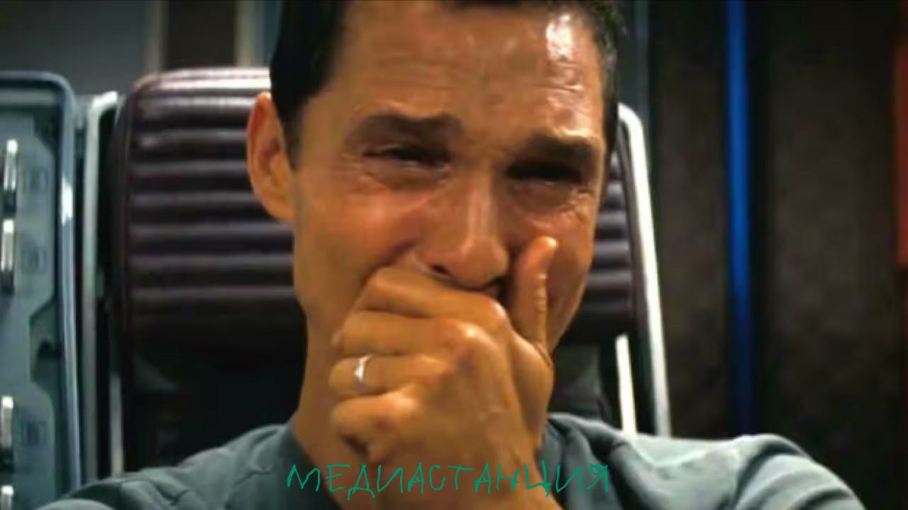 Мэттью Макконахи решил не ждать пока чиновники родят внятные законы о нейросетях и пошел ва банк Актер зарегистрировал свое культовое Alright alright alright и мемные образы как товарные знаки чтобы защититься от дипфейков Фишка в том что юристы закрепили права не просто на текст но и на фирменную интонацию Теперь любой сгенерированный голос Макконахи это не просто творчество фанатов а нарушение прав на бренд Пока неизвестно устоит ли эта схема в суде но ход красивый Голливуд пытается хакнуть систему старыми добрыми патентами пока ИИ переписывает реальность mediastanciacom