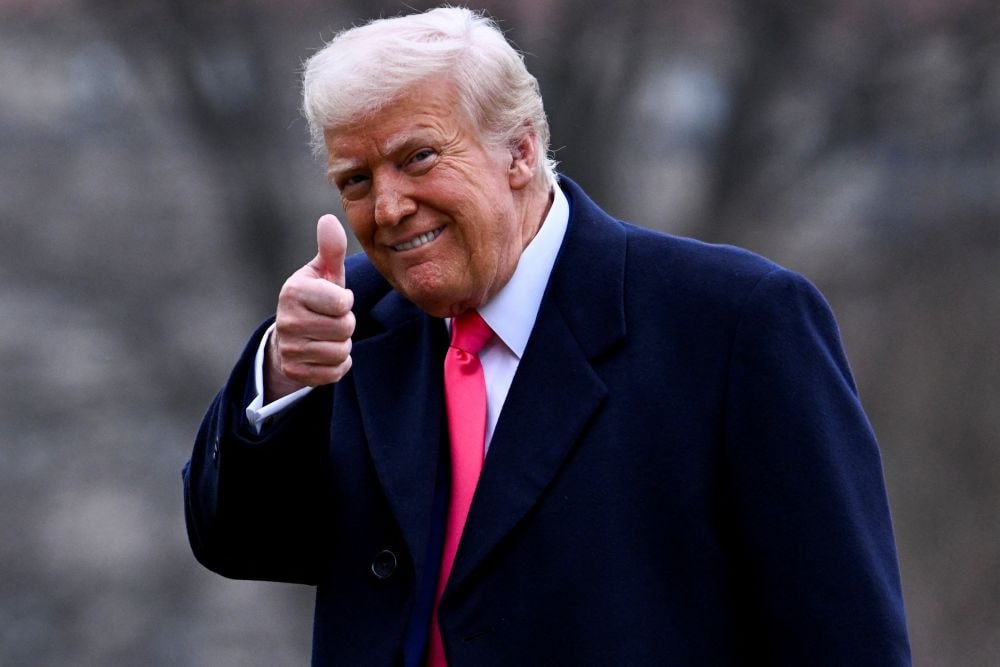 Трамп не намерен оказывать давление на Россию и вводить жесткие санкции, пишет New York Times со ссылкой на источники в Белом доме. После разговора с российским президентом американский лидер дал понять, что отказывается от приверженности, о которой он заявил лидерам Франции, Германии и Британии ранее, касающейся возможности присоединения к каким-либо санкционным ограничениям против Москвы. Чиновники Белого дома отметили, что санкции в отношении России ранее имели скудные результаты и не будут в будущем соответствовать интересам США. Трамп демонстрирует намерение дистанцироваться от конфликта на Украине. Фото: Reuters