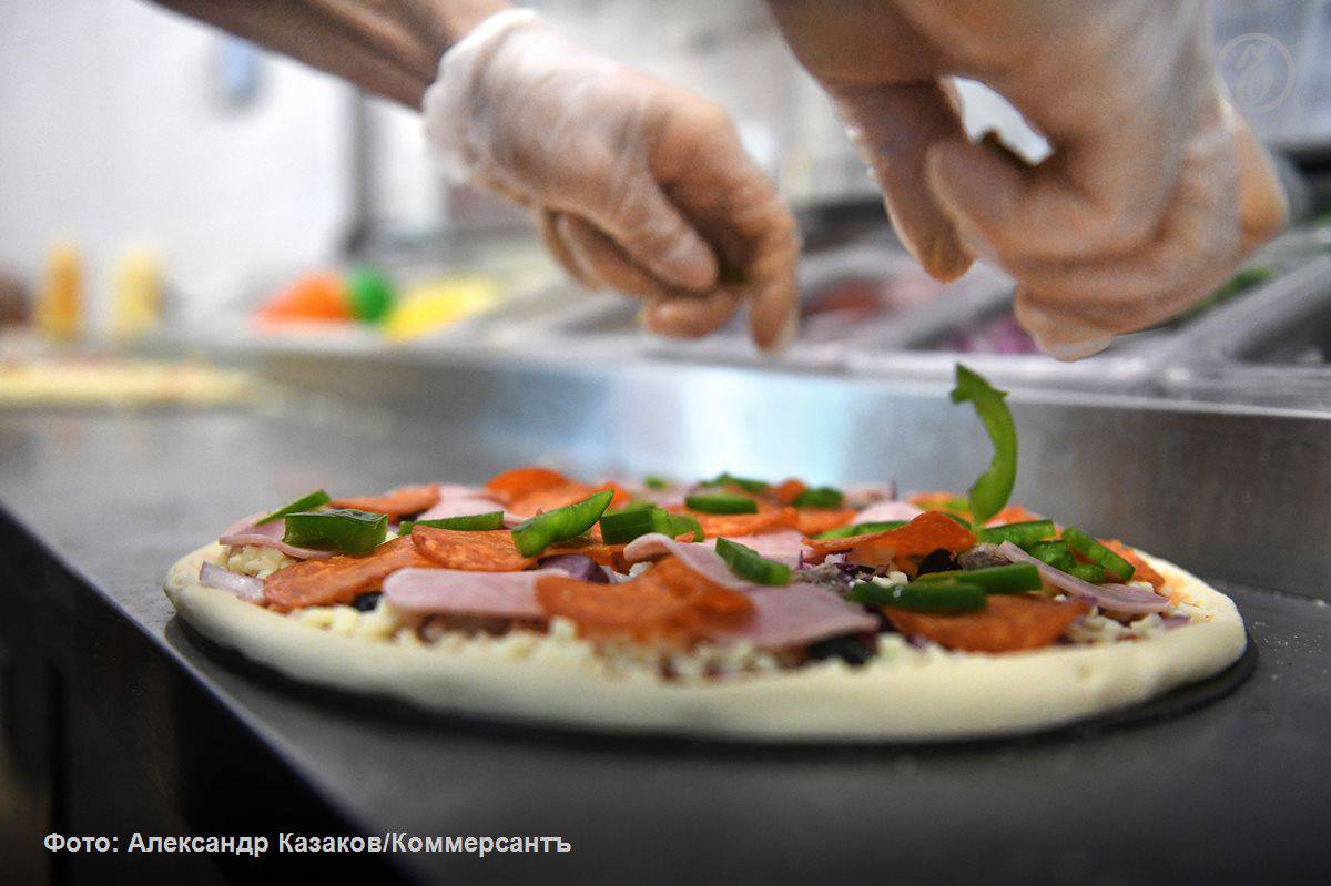 Бумеранг капитал Вагана Гаспаряна экс руководителя Сбербанк Капитала запускает производство замороженной римской пиццы Компания получила 65 в ООО Колизей На арендованных в Москве мощностях она планирует выпускать по 300 тыс единиц продукции в месяц Инвестиции в проект оцениваются в 200 250 млн руб Производство ориентировано на розничные сети и заведения общепита Рентабельность бизнеса по чистой прибыли достигает 10 13 что значительно выше показателей свежей хлебобулочной продукции Рынок замороженной пиццы демонстрирует активный рост продажи в натуральном выражении выросли на 17 за год в денежном на 37 Основные игроки категории бренды Zotman La Trattoria и Гранд меню занимающие 65 рынка Ъузнал