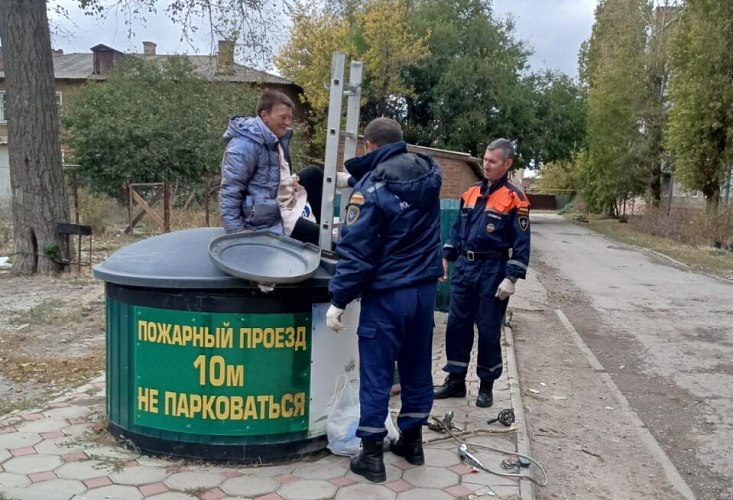 В Сальске Ростовской области спасли женщину, которая провалилась в люк мусорного контейнера.     Происшествие случилось на улице Ленина 19 октября. Дончанка упала в колодец и поняла, что не может самостоятельно выбраться. К счастью, у неё был с собой телефон, с помощью которого удалось позвонить спасателям.    На место приехала группа из четырёх человек. Женщину удалось вызволить с помощью лестницы. Медицинская помощь освобождённой не понадобилась.    Ранее местные спасатели приехали на помощь к коту, который застрял в проёме окна.       Предложи нам новость