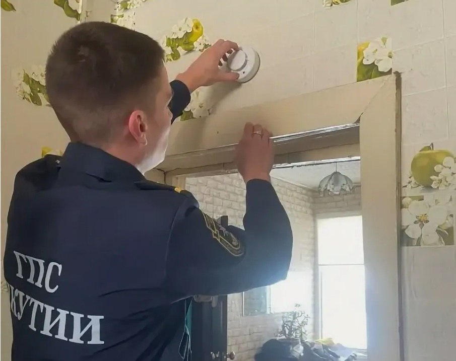 В Республике Саха Якутия введён особый противопожарный режим Из за резкого роста числа техногенных пожаров в жилом секторе на заседании комиссии по предупреждению и ликвидации чрезвычайных ситуаций под руководством главы республики Саха Якутия Айсена Николаева введён особый противопожарный режим На 28 января 2026 года в Якутии зарегистрированы 118 техногенных пожаров что на 19 2 больше чем за аналогичный период прошлого года В результате погибли 14 человек включая 9 детей травмы получили 4 человека Основные причины пожаров неосторожное обращение с огнём нарушения при эксплуатации печного и электрического оборудования В большинстве случаев дома в частном секторе не были оборудованы автоматическими дымовыми извещателями АДПИ которые могли бы своевременно предупредить жильцов о пожаре С 28 января и до конца февраля в рамках особого противопожарного режима будет проверена исправность электрооборудования состояние электропроводки систем отопления и других факторов в жилых помещениях в 16 муниципалитетах В том числе Абыйском Верхневилюйском Верхоянском Горном Кобяйском Мирнинском Намском Нюрбинском Оймяконском Олёкминском Сунтарском Таттинском Усть Алданском Хангаласском Эвено Бытантайском районах и в городском округе Якутск Якутия