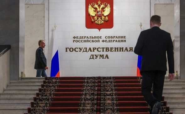 Комитет Госдумы по бюджету и налогам рекомендовал к принятию во втором и третьем чтении поправки, которые расширяют полномочия ФНС на проведение анализа деятельности бизнеса и предоставление его результатов третьим лицам. Анализ ФНС предполагается распространить не только на юридических лиц, но и на индивидуальных предпринимателей. Такие изменения в законодательство были разработаны Минфином в апреле — там аргументировали их необходимость в том числе потребностью в «безопасном расходовании бюджетных средств, выделяемых для обеспечения обороноспособности и исполнения государственного оборонного заказа». Поправки вызвали критику деловых организаций: в частности, «Опора России» предупреждала, что они несут риски «неравного отношения» к бизнесу и правовой неопределенности. В процессе обсуждения с ФНС основные противоречия были сняты, у бизнеса осталась одна поправка в документ. Что изменилось в законопроекте ко второму чтению и как будет работать сервис ФНС по оценке бизнеса — в материале РБК. Фото: Наталья Шатохина / NEWS. ru / РБК