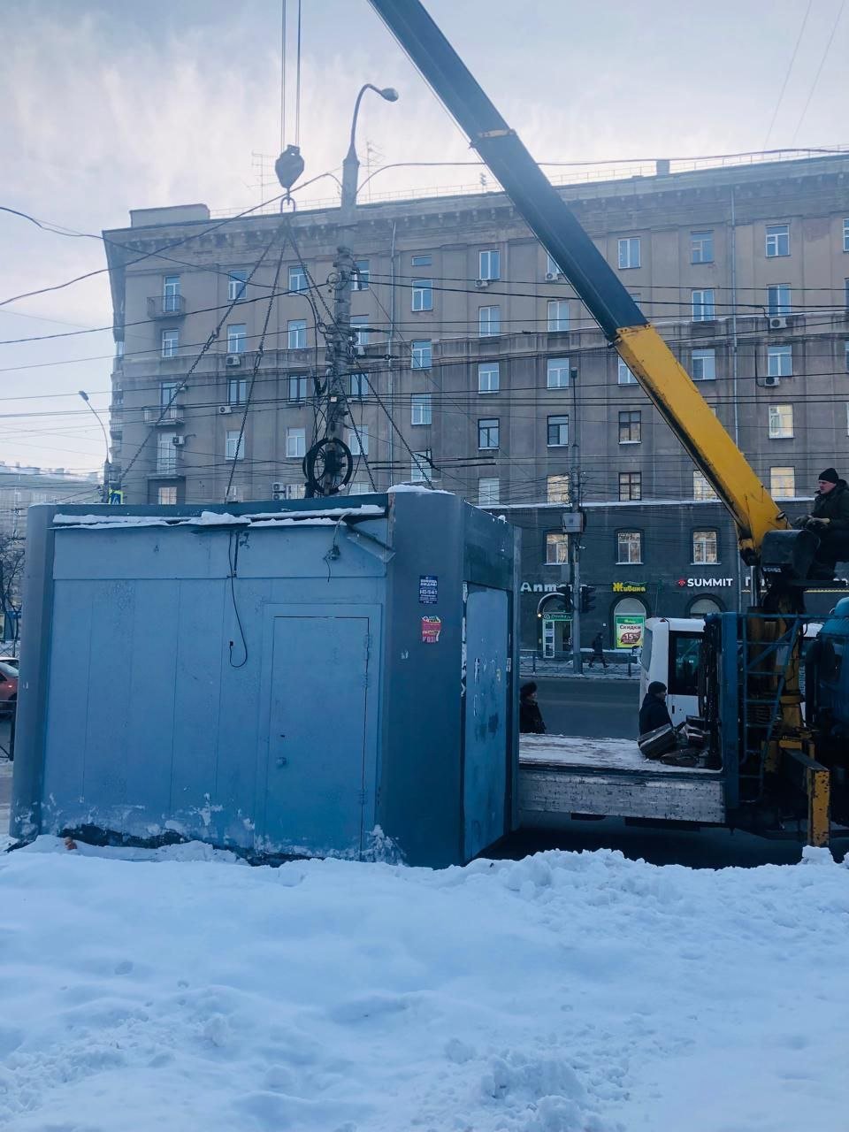 ‍  Сегодня Городской центр наружной рекламы совместно с подрядной организацией завершил очередной этап работ по демонтажу нестационарных объектов в Заельцовском районе.  У площади Калинина демонтированы три киоска и два остановочных навеса. До 23 февраля планируется демонтаж еще шести киосков и павильонов.  Выявление и демонтаж самовольно установленных и бесхозных нестационарных объектов продолжат и в других районах города Новосибирска, чтобы обеспечить соблюдение правил благоустройства и законности использования городской земли.