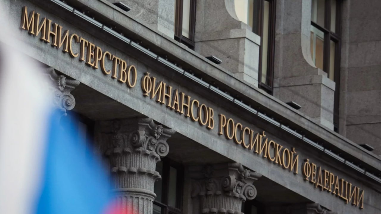 Минфин может разослать помощь по 17 угольным адресам Подкомиссия по финансовой устойчивости, которой руководит министр финансов Антон Силуанов, рассматривает возможность адресной помощи 17 угольным компаниям. "Подкомиссия имеет полномочия предоставить более серьезные меры поддержки. Например, отсрочку по налогам и страховым взносам на более длительный период, реструктуризацию кредитной задолженности. Кроме того, для предприятий угольной отрасли могут быть предоставлены также и адресные субсидии, направленные на снижение логистических издержек", – рассказал замминистра энергетики Дмитрий Исламов на заседании комиссии госсовета России по направлению "Энергетика". Список компаний, которые получат помощь, не раскрывается. Исламов добавил, что министерство планирует оценить уже принятые меры поддержки отрасли после завершения второго квартала то есть с июля . Если ситуация не будет улучшаться, то министерство будет просить о новых мерах помощи. Исламов напомнил, что компаниям угольной отрасли будет предоставлена отсрочка по налогам и страховым взносам, начиная с 1 июня по 1 декабря этого года, которая в дальнейшем может быть продлена. Кроме того, для угольных компаний будет введена скидка в 12,8% на перевозку угля в порты северо-запада и юга. Продолжается также работа по реструктуризации кредитной задолженности угольных организаций.