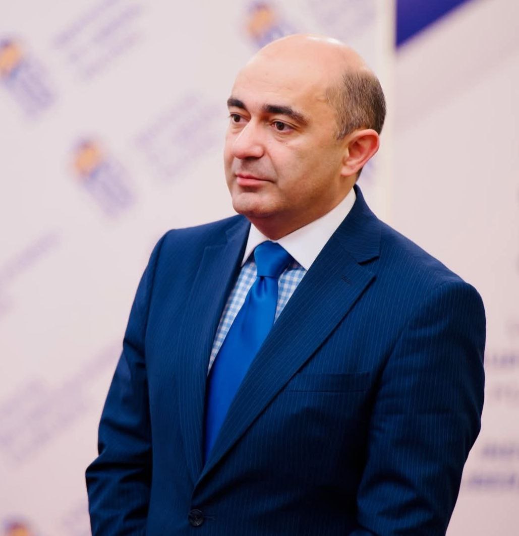 "Как член управления партии МАСК, я уполномочен объявить, что по решению управления поручено депутатам Национального Собрания Гагобу Асланяну и Овику Агазаряну представить проект постановления парламента о выражении недоверия премьер-министру Республики Армения, а также выдвинуть в качестве кандидата на пост премьер-министра депутата 5-го, 6-го и 7-го созывов Национального Собрания, бывшего посла по особым поручениям Республики Армения, председателя партии «Просвещённая Армения» Эдмона Марукяна", - заявил бывший "рюкзак" Овик Агазарян. Хотя бывают ли рюкзаки бывшими?