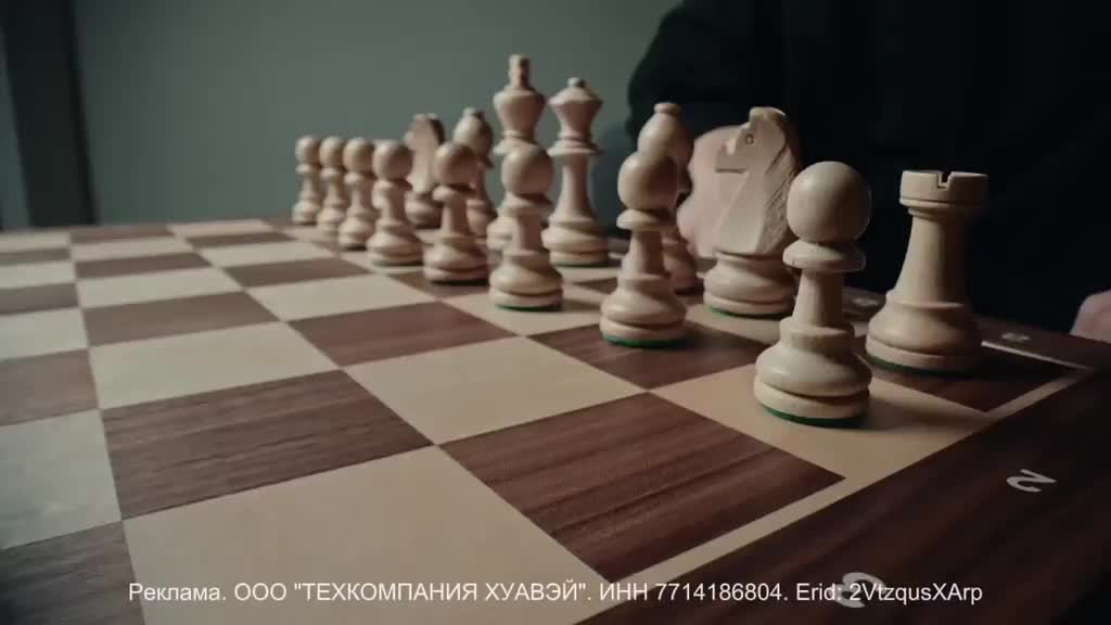 Первый в мире сеанс одновременной игры в шахматы на складных смартфонах прошел в Москве