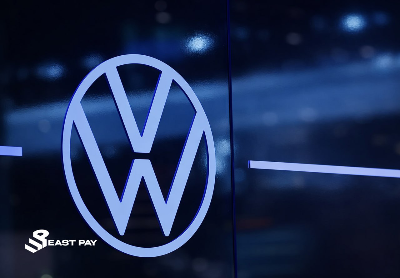 Volkswagen обогнал Tesla по продажам электромобилей в Европе в 2025 году По данным JATO Dynamics немецкая компания продала 274 тыс электромобилей что на 56 больше чем в 2024 году Лидером спроса стала новая модель Volkswagen ID 7 В то же время продажи Tesla сократились на 27 до 236 тыс машин сталкиваясь с конкуренцией со стороны европейских и китайских производителей Для американской компании это стало очередным ударом после того как BYD в 2025 году обогнала Tesla и стала крупнейшим поставщиком электромобилей в мире В целом рынок электромобилей в Европе вырос на 29 тогда как общий автомобильный рынок увеличился лишь на 2 3 Volkswagen укрепляет позиции в Европе а Tesla продолжает терять долю на фоне обновления модельного ряда конкурентов Выбираете новый электромобиль Volkswagen East Pay обеспечивает безопасные переводы для покупки авто из за рубежа Напишите нашему менеджеру он проконсультирует и проведёт оплату East Pay Экономика