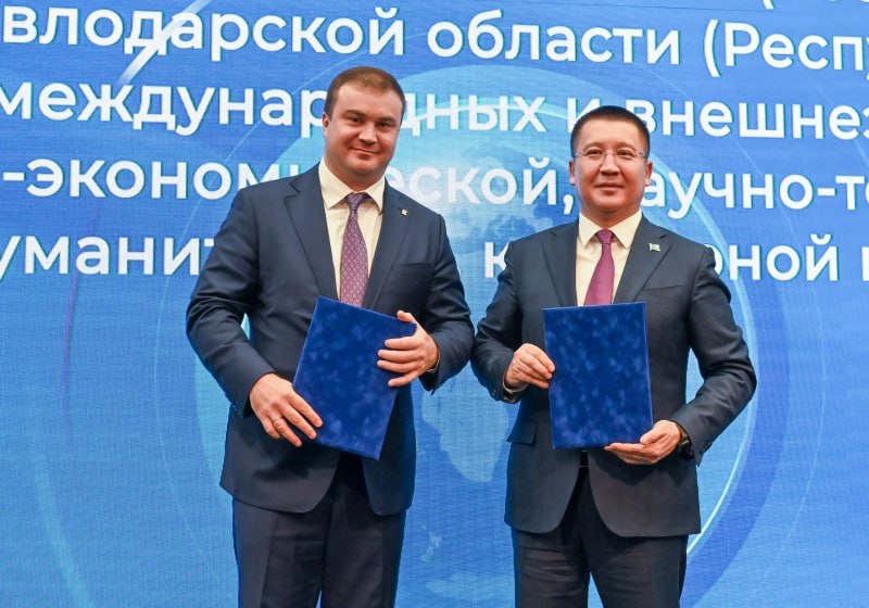 Омск укрепляет международные связи на форуме Иртыш река дружбы река развития Сегодня в Конгресс холле губернатор Виталий Хоценко встретился с делегациями Казахстана и Китая Стороны обсудили создание международного транспортного коридора и развитие приграничного сотрудничества Участникам представили туристический потенциал региона на экспозиции VII Международного туристско транспортного форума Отдых Омск 2025 включая новые маршруты и инфраструктурные решения Ключевым итогом форума стало подписание пакета соглашений между Омской областью и регионами Казахстана Документы направлены на развитие торгово экономических научно технических и гуманитарных связей