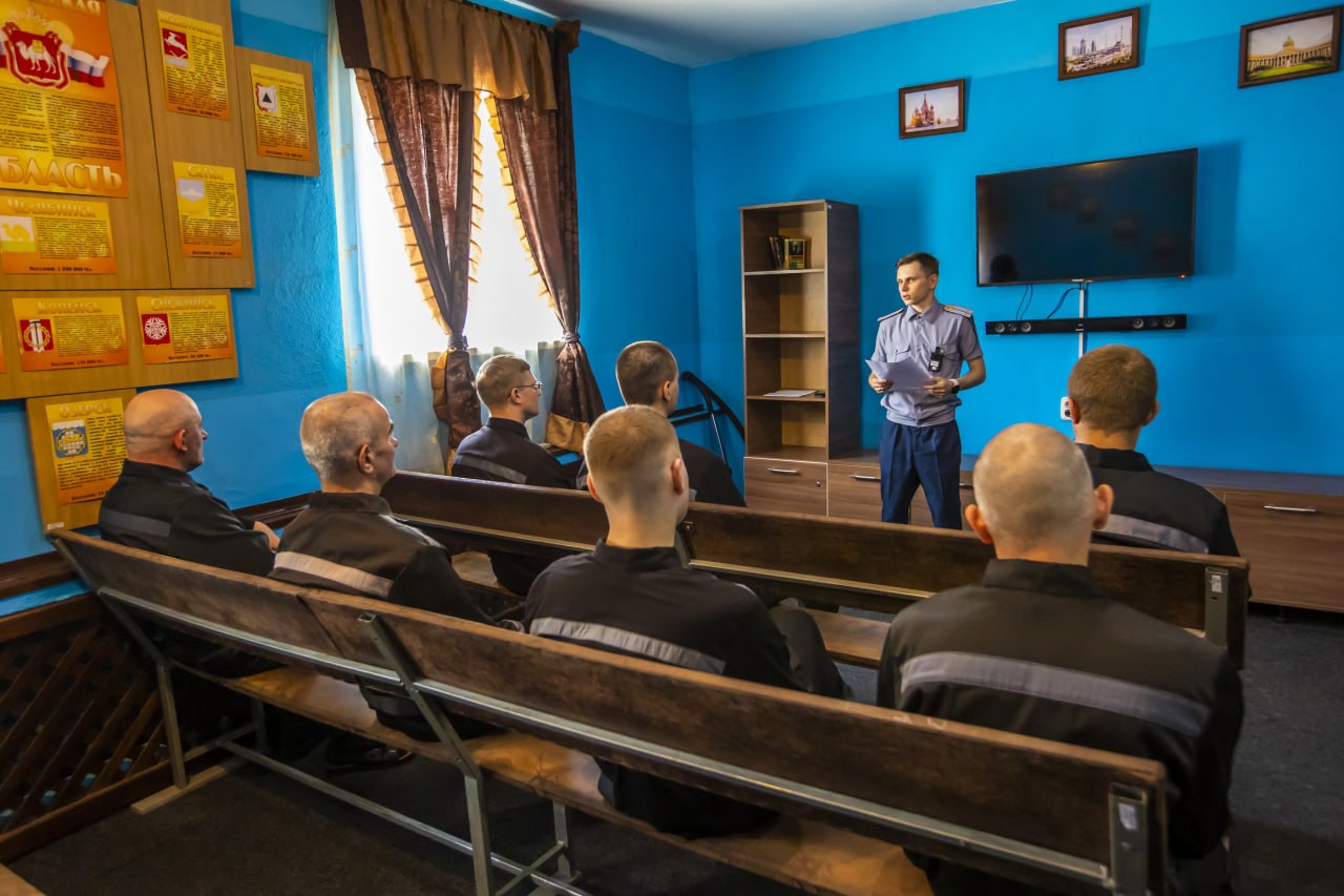 Под Челябинском закрыли известную бунтом колонию строгого режима Исправительную колонию 6 под Челябинском в которой в том числе отбывали наказание чиновники различных уровней и лесопарковый маньяк Алексей Корочкин закрывают Всех заключенных уже перевели в другие учреждения с соответствующим режимом содержания ИК 6 в Копейске проходит процедуру ликвидации В связи с этим личному составу учреждения предложили вакантные должности в других учреждениях уголовно исполнительной системы региона также расположенных на территории городского округа прокомментировали в ГУФСИН ИК 6 стала известна на всю страну и даже за ее пределами из за бунта в 2012 году Тогда заключенные устроили массовые беспорядки настаивая на смягчении условий содержания и освобождении некоторых сокамерников из штрафного изолятора Под напором пяти подстрекателей к двухдневному бунту подключились несколько сотен осужденных а также их родных у стен учреждения