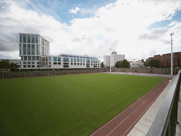 Нижегородские власти рассчитывают сэкономить более 8 млрд руб за счет школьных стадионов В пяти школах Нижегородской области в пилотном режиме опробуют новую систему предоставления доступа на школьные стадионы по которой инфраструктурой смогут воспользоваться не только ученики Пилотный режим коснется школ в Нижнем Новгороде Дзержинске Арзамасе Большемурашкинском и Пильнинском муниципальных округах Доступ на площадки будет предоставляться при помощи QR кода в приложении Спорт рядом с авторизацией по номеру телефона или SberID через портал Госуслуг или карту жителя Нижегородской области Ожидается что подобный шаг сэкономит региону 8 4 млрд руб на строительстве спортивной инфраструктуры к 2030 году Деловой квартал НН