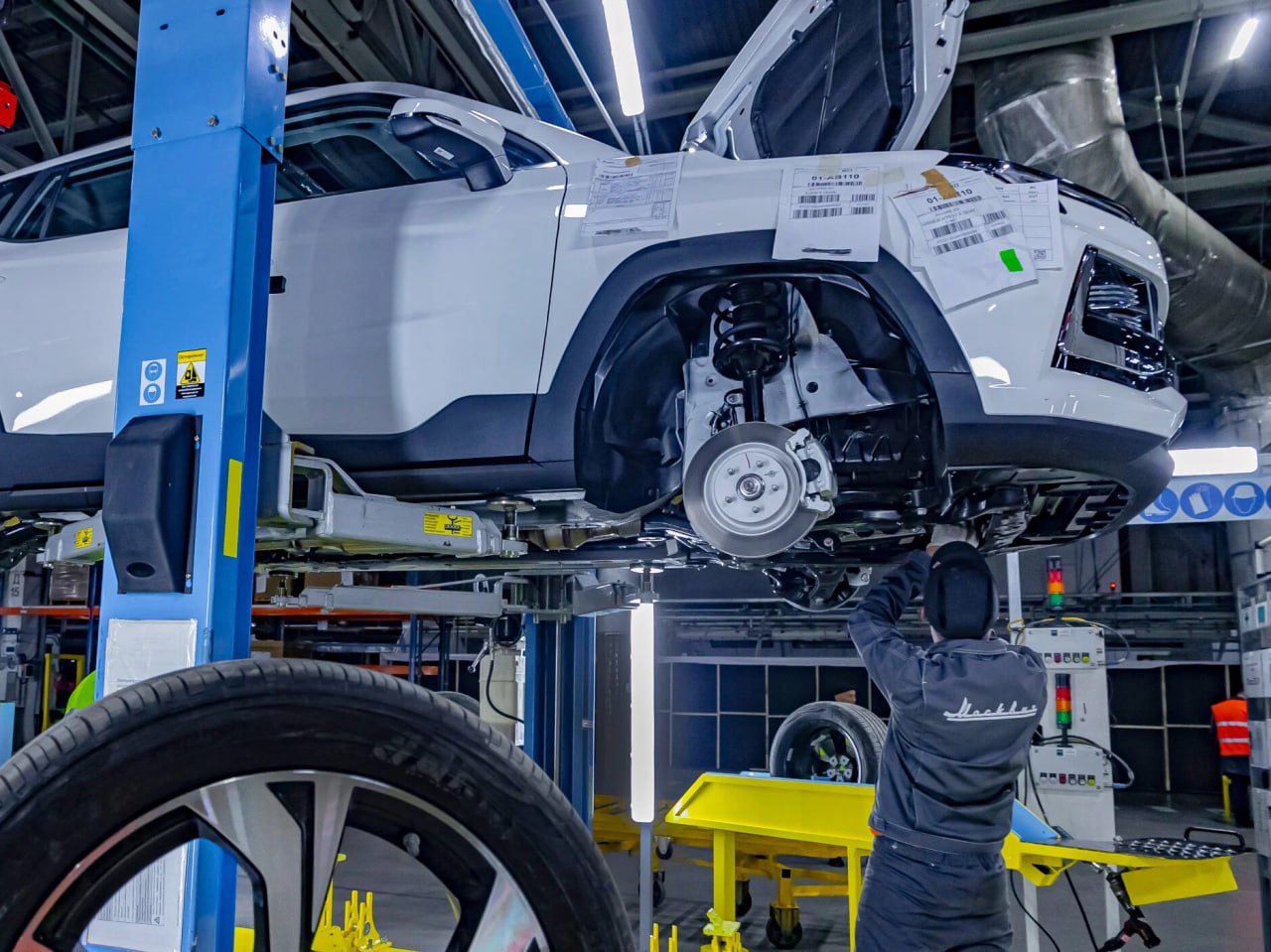 Москвич что дальше Столичный автозавод стоит на пороге очередной трансформации скоро на предприятии планируют запустить электрокар Атом сертифицированы новые кроссоверы китайско британской марки MG а развитие сотрудничества с JAC оказалось под вопросом Партнёрство с SAIC Этот китайский концерн официально в России не представлен однако разработка Атома по некоторым данным ведётся с помощью специалистов этой компании И скоро на столичном заводе должны начать собирать кроссоверы её дочерней марки MG модели которой превратятся в Москвич М70 и Москвич М90 Сотрудничество с JAC Ожидания от работы с JAC не оправдались а отношения судя по всему не безоблачные Яркий пример история с Москвичом 5 Кроссовер показали в 2023 году но в продажу он не пошёл а в 2025 году от него отказались Москвич 8 до дилеров добрался но с большой задержкой лифтбек Москвич 6 за два года нашёл чуть больше трёх тысяч покупателей Да и Москвич 3 народным не стал Весной 2023 го сообщалось о планах выпустить 50 тысяч Москвичей а в 2024 м производственные мощности хотели удвоить Однако пока завод не достиг даже точки безубыточности в 40 тысяч машин в год Электромобиль Атом Его планируют серийно собирать именно на столичном заводе с конца 2025 года По открытым данным на организацию производства потратили по меньшей мере 50 миллиардов рублей Однако бюджетным электрокар не будет и уже понятно что он не способен сразу стать бестселлером в 2026 году хотят собрать не более 6000 экземпляров А с учётом того что свой электрокар Москвич 3e завод сейчас не собирает и в прайс листах и у дилеров фигурируют машины не моложе 2024 года Атом по сути просто заменит невостребованную модель Больше подробностей о происходящем собрали в Журнале Как думаете какое будущее ждёт завод Всё образуется или без шансов Журнал Авто ру online
