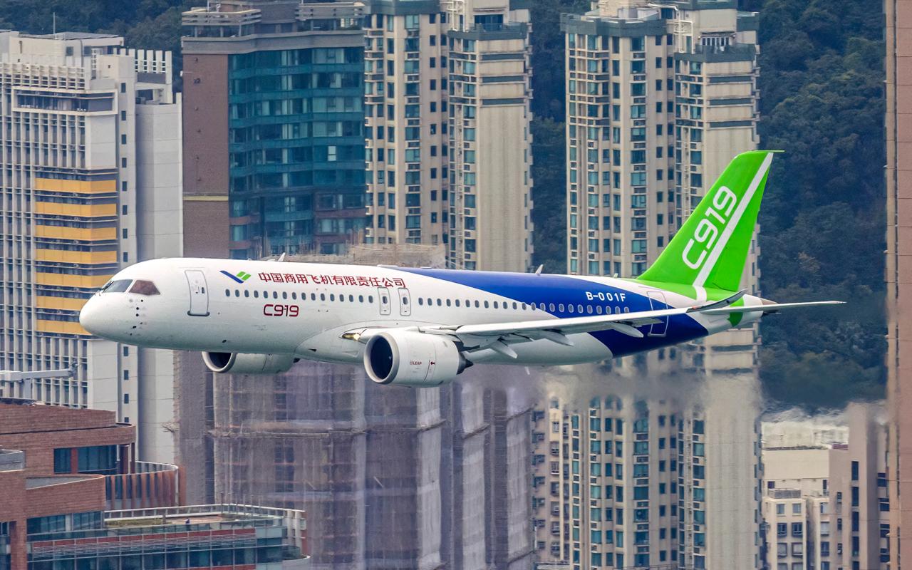 Air Asia подтвердила серьёзные переговоры о покупке самолётов C919 Тони Фернандес генеральный директор Capital A холдинга в который входит AirAsia подтвердил что сингапурская бюджетная авиакомпания ведёт продвинутые переговоры с COMAC о приобретении неназванного числа среднемагистральных самолётов C919 Фернандес подчеркнул что C919 подходит для сети AirAsia и заявил что обучение пилотов с текущего флота Airbus пройдёт без особых сложностей Хотя сроки поставок не уточнялись Фернандес дал понять что процесс может продвинуться быстрее чем ожидают в отрасли Большинство на Западе не воспринимают самолёты COMAC всерьёз я могу сказать что это отличная машина Мы настроены очень серьёзно сообщил гендиректор AirAsia По сравнению с Airbus A320neo который является основой флота AirAsia C919 предлагает немного меньшую вместимость и дальность но считается более конкурентоспособным по цене Фернандес отметил что недостаточная известность бренда COMAC за пределами Китая и желание получить первый контракт за пределами Китая факторы которые AirAsia использует при переговорах чтобы получить выгодные цены на новые самолёты Главным барьером остается сертификация C919 сертифицирован лишь в Китае поэтому широкая международная эксплуатация возможна лишь после получения широкой международной сертификации в т ч американским FAA и европейским EASA Министр транспорта Малайзии Энтони Лок призвал COMAC активизировать продвижение и сертификацию за рубежом внешнее признание ускорит доверие и продажи В то же время группа AirAsia не отказывается от западных производителей в июле группа заказала до 70 A321XLR и ведёт переговоры по контракту на 100 150 местные лайнеры за который борется Airbus с A220 и Embraer c E2 Так что финальное решение будет зависеть и от цены и от сроков сертификации а также от оперативных потребностей авиакомпании    AviaNews