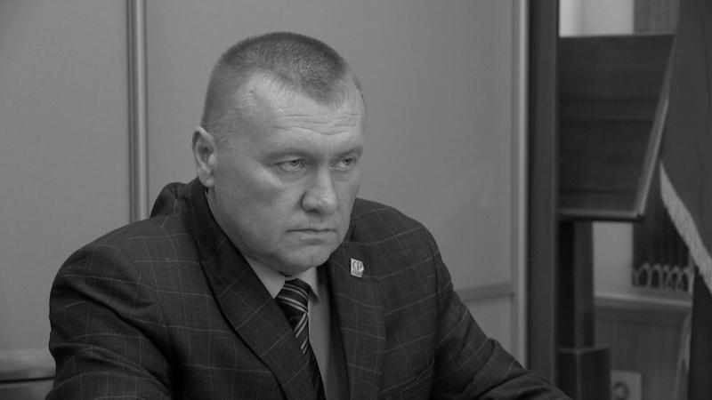 В Хакасии умер председатель совета регионального отделения партии Справедливая Россия Патриоты За правду Владимир Смышляев О его смерти сообщил спикер Верховного совета республики Сергей Сокол в своем Telegram канале Владимир Смышляев родился в 1972 году в Черногорске Он был депутатом городского совета В сентябре 2024 года Смышляев баллотировался в Госдуму по Хакасскому одномандатному округу 35 и занял второе место набрав 29 8 голосов В 2025 году он снова участвовал в выборах выдвинул свою кандидатуру на пост мэра Черногорска Голосование должно пройти 14 сентября Согласно данным ГАС Выборы Смышляев работал ответственным по обеспечению безопасности дорожного движения в ИП Сапожников И В Кроме того он был одним из учредителей Федерации рукопашного боя Хакасии хакасия kras 24