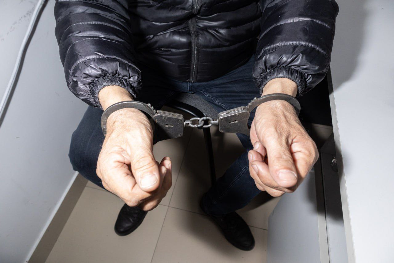 В Бурятии «решалы» выманили у предпринимателя более 12 млн рублей УФСБ в ходе оперативно - розыскных мероприятий задокументирована противоправная деятельность граждан РФ Семенова В.В. и Нечаева А.С., которые под видом посредничества в решении вопросов с органами государственной власти, в том числе правоохранительными структурами, занимались мошенничеством. - Фигуранты представлялись лицами, способными за вознаграждение оказывать содействие в решении проблем с налоговыми, судебными и следственными органами. Они обещали представителю одной из коммерческих организаций обеспечить не привлечение к уголовной ответственности в рамках расследуемых уголовных дел, а также повлиять на решение вопроса об уклонении от доначисления налогов. За свои «услуги» злоумышленники получили от предпринимателя имущество и денежные средства на сумму более 12 миллионов рублей, - сообщается в материалах дела. После того как коммерсант осознал, что его обманывают, он обратился в органы ФСБ. После этого сотрудники УФСБ совместно с СУ СК России по Республике Бурятия провели задержание фигурантов. В настоящее время СУ СК возбуждено и расследуется уголовное дело по ч. 4 ст. 159 УК России. УФСБ России по Республике Бурятия продолжает системную работу по противодействию коррупции и пресечению противоправных действий лиц, выдающих себя за представителей или посредников от имени правоохранительных органов и иных государственных структур. Фото: Новая Бурятия