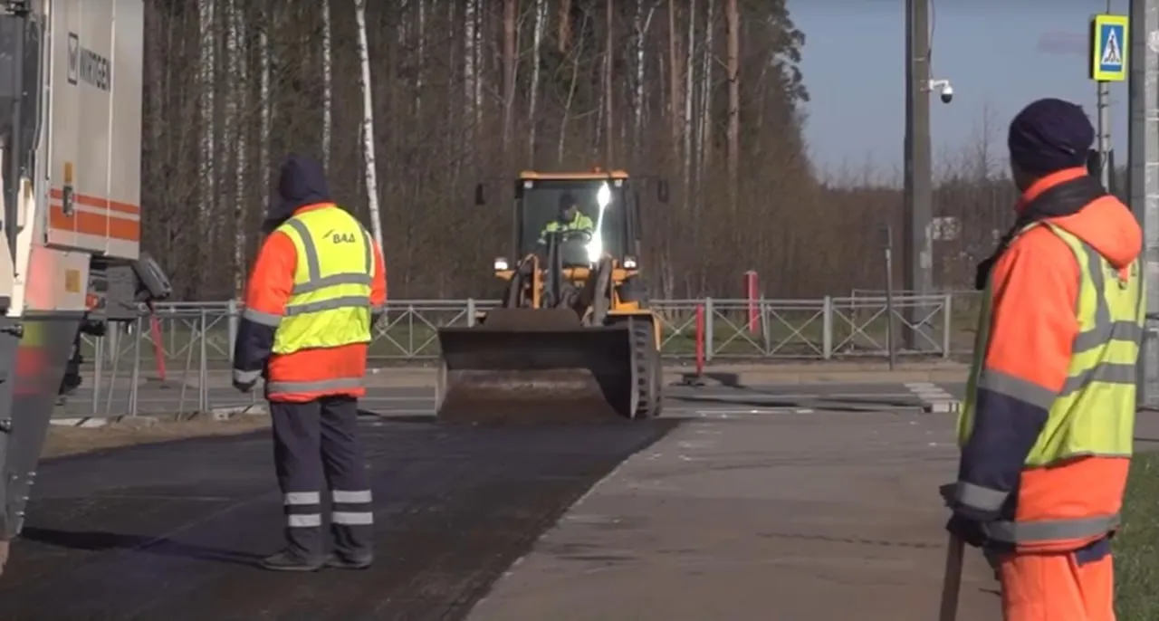 В Петербурге в этом году отремонтируют более 50 км дорог в рамках нацпроекта Инфраструктура для жизни В программу вошли 15 улиц общей площадью свыше 900 тысяч кв метров Ремонт проведут на Бухарестской улице Новочеркасском и Сампсониевском проспектах В первую очередь работы затронут значимые магистрали и подъезды к станциям метро Среди ключевых объектов дорожного сезона Парашютная улица ремонт проезжей части планируется завершить до 20 мая Продолжится второй этап ремонта Невского проспекта от площади Восстания до площади Александра Невского В городе обновляют участки дорог у памятных мест связанных с военной историей В частности в нормативное состояние приведут проспекты ведущие к Пискаревскому мемориальному кладбищу Фото скриншот с видео Город Подпишись на Город Telegram MAКС ВК
