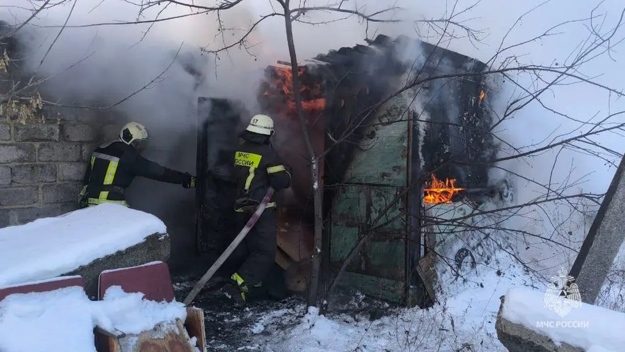 Спасатели МЧС России ликвидировали загорание хозяйственной постройки в пгт Новоайдар В службу 101 Новоайдара поступил вызов о загорании деревянной хоз постройки по улице Пролетарская К месту загорания были направлены силы и средства 57 й пожарно спасательной части 8 специалистов и 2 единицы спецтехники По прибытии установлено что огонь угрожает рядом стоящим зданиям Спасатели в течение 7 ми минут локализовали пожар благодаря чему огонь не распространился на строения Уничтожена хоз постройка на площади 3 квадрата