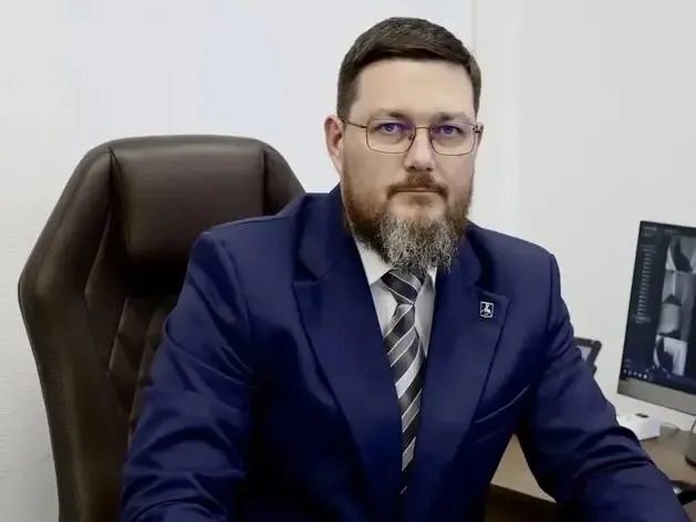 Назначен директор нижегородского Института развития агломерации Новым директором Института развития агломерации Нижегородской области назначен Григорий Зибров приступил к работе 18 мая 2026 г Ранее он занимался КРТ и девелопментом в Дирекции по строительству где запустил первый в РФ дом с полным цифровым сопровождением ЖК Дом на Мурашкинской и первые дома по КРТ в Ольгине ЖК Новое Ольгино Деловой квартал в MAX