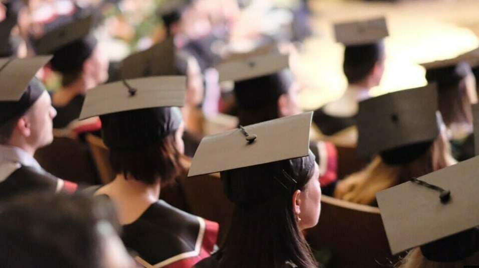 Диплом из соседней страны теперь в ходу пять республик признали документы вузов Казахстан Кыргызстан Таджикистан Туркменистан и Узбекистан договорились о взаимном признании вузовских дипломов передает ArbatMedia По информации Радио Азаттык страны подписали соглашение согласно которому дипломы о высшем образовании выданные аккредитованными университетами в любой из этих пяти стран будут официально признаваться на всей территории участников договора Это решение касается только тех учебных заведений которые действуют в соответствии с законодательством своей страны и имеют государственную аккредитацию В документе также указано что каждая страна сохраняет за собой право отказать в признании диплома если будут обнаружены значительные расхождения в образовательных стандартах или содержании программ Прислать новость